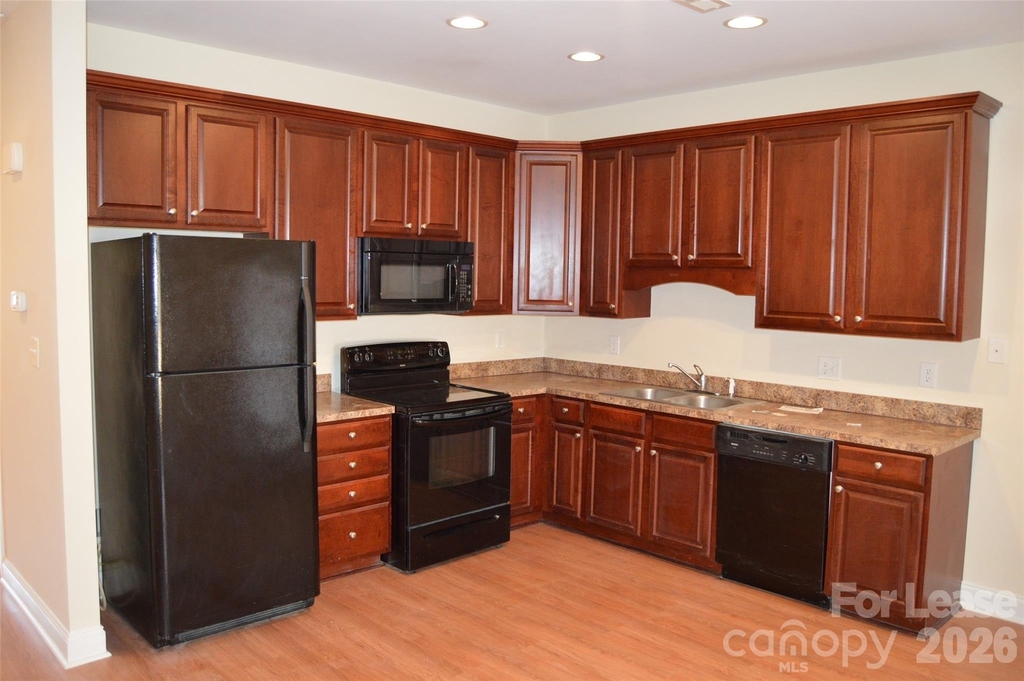 118 Sherman Oaks Lane - Photo 1