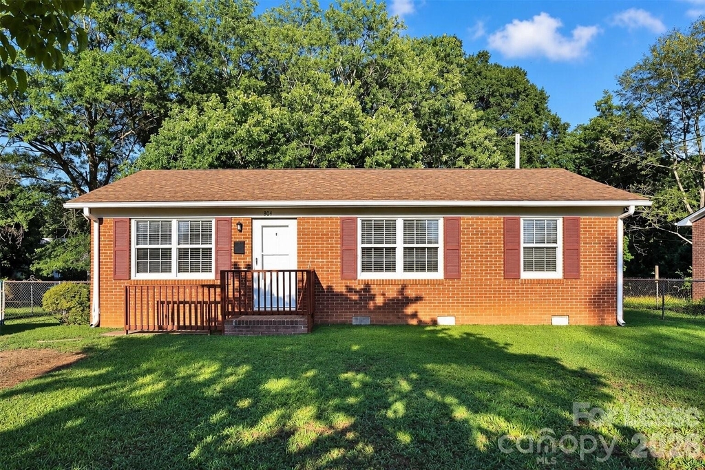 308 S Pine Street - Photo 0