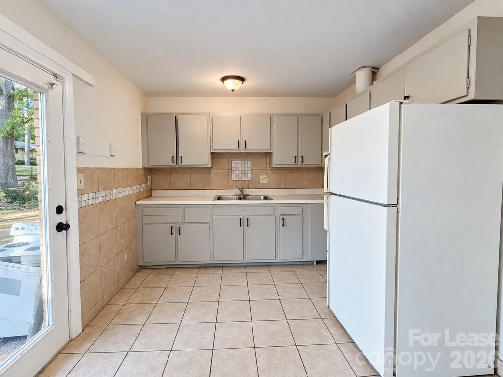 5006 Malibu Drive - Photo 5