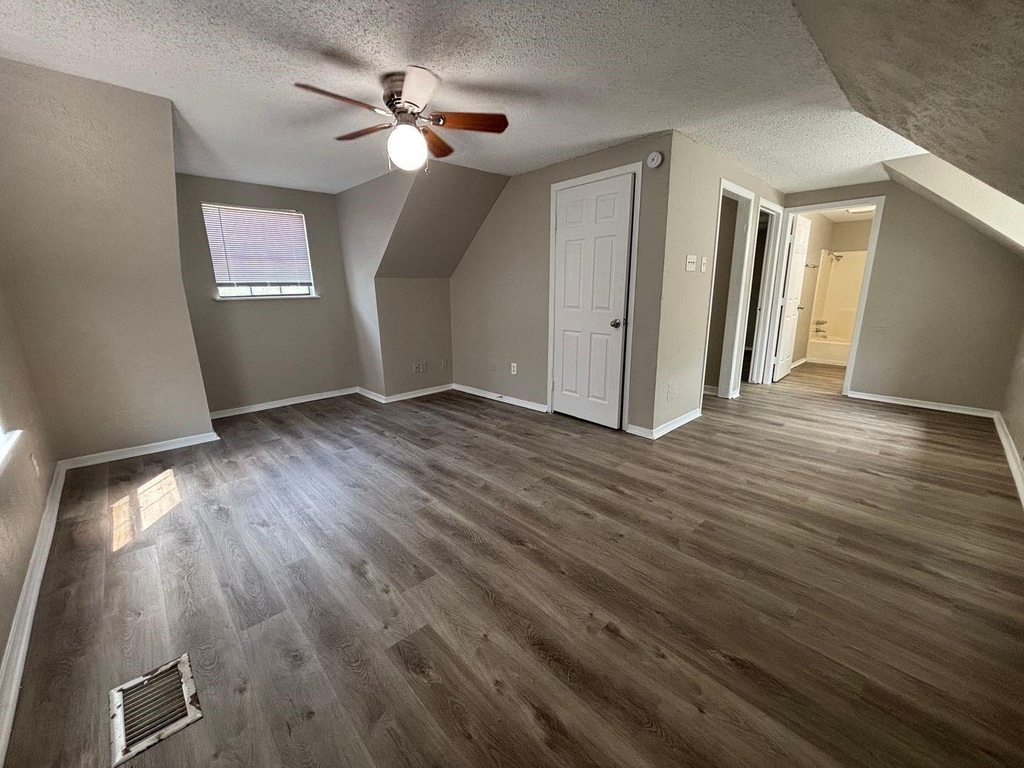 715 Eastham Lane - Photo 3