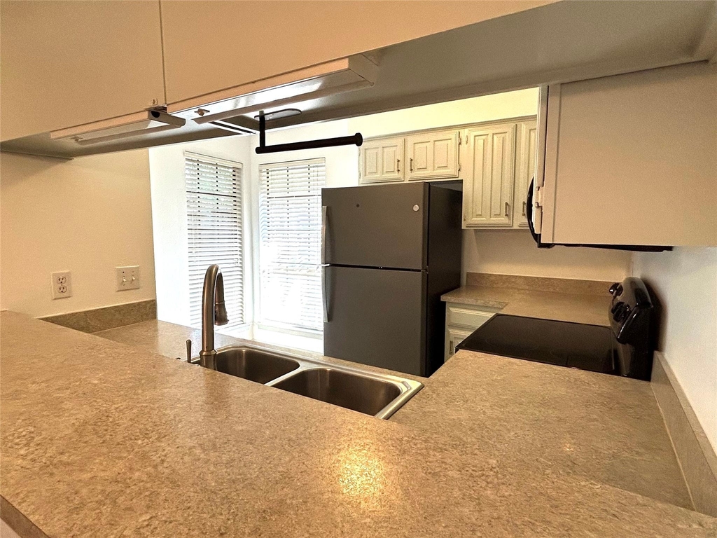 333 Melrose Drive - Photo 6