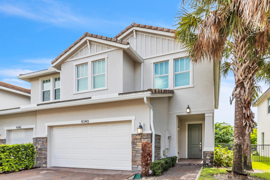 4340 Veleiros Avenue - Photo 0