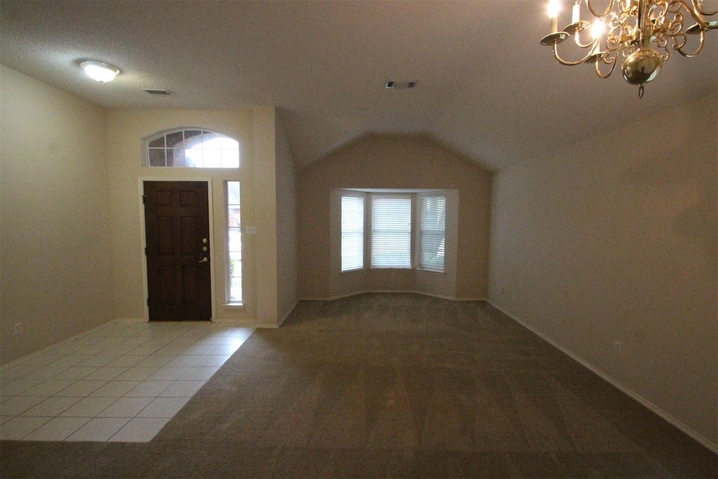 2920 Coventry Ln - Photo 2