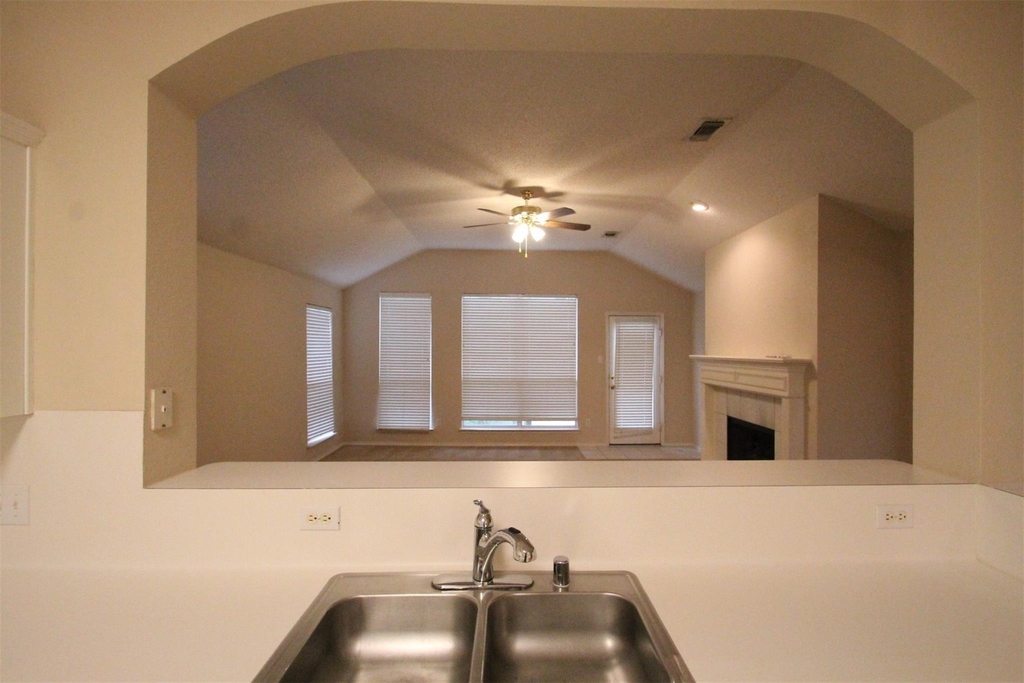 2920 Coventry Ln - Photo 5