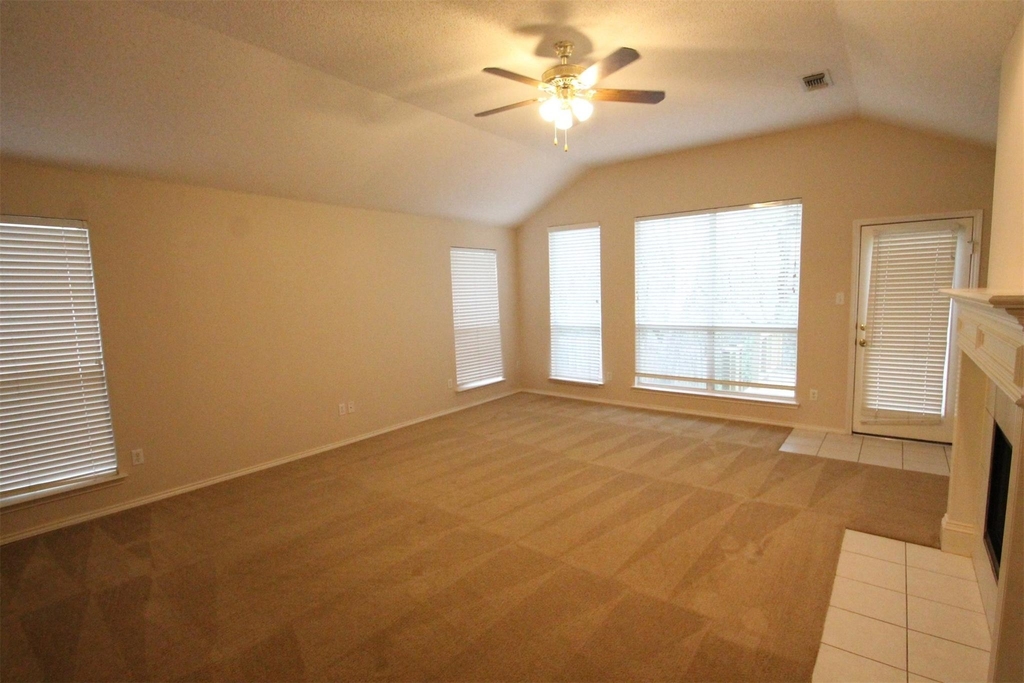 2920 Coventry Ln - Photo 6