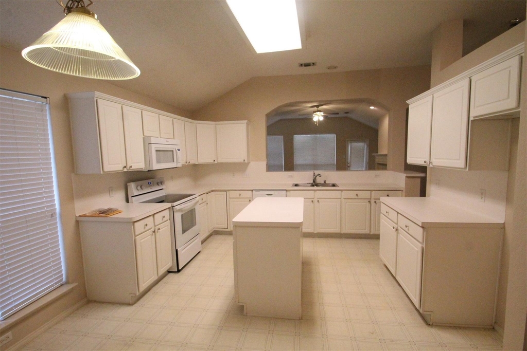 2920 Coventry Ln - Photo 3