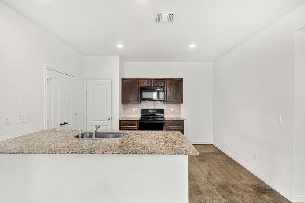 6011 Amelia Earhart Boulevard - Photo 3