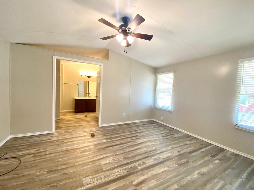 5850 Hartford - Photo 11