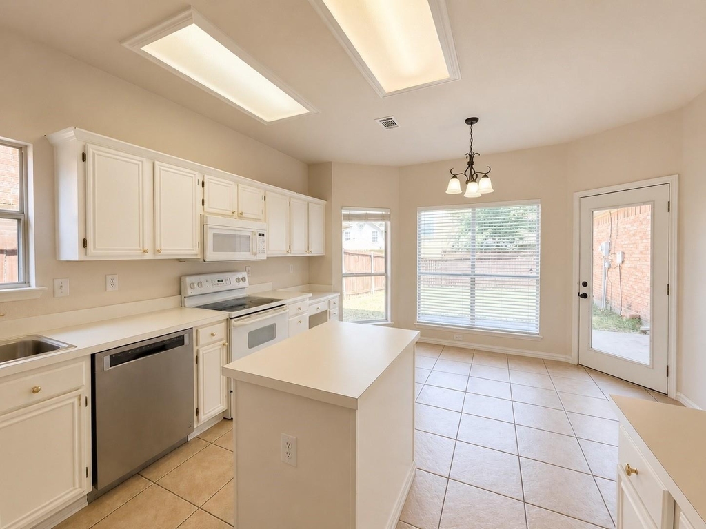 709 Ridgemont Drive - Photo 10