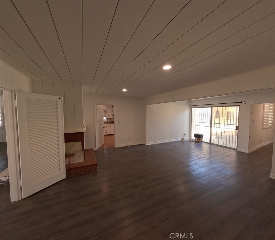 255 W La Verne - Photo 0