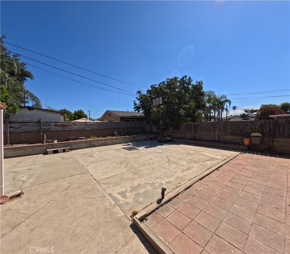 255 W La Verne - Photo 18