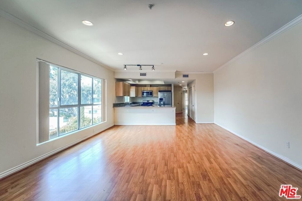 10633 Eastborne Avenue - Photo 5