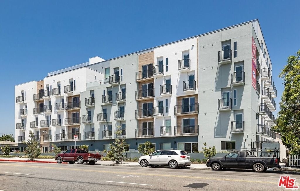 2600 S Sepulveda Boulevard - Photo 1