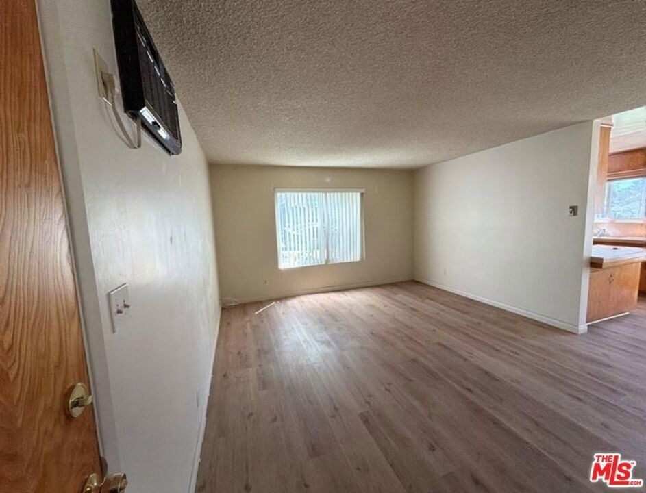 215 N Myrtle Avenue - Photo 3