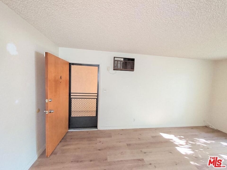 215 N Myrtle Avenue - Photo 6