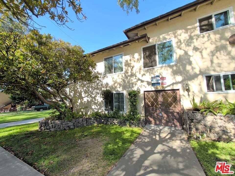 215 N Myrtle Avenue - Photo 1