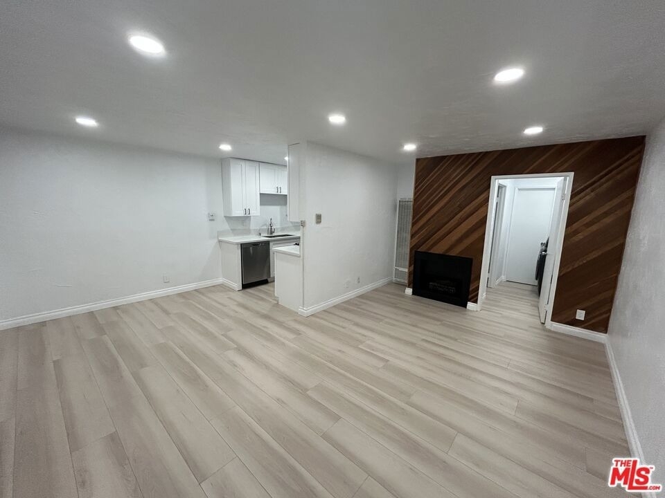 735 W Milford Street - Photo 2