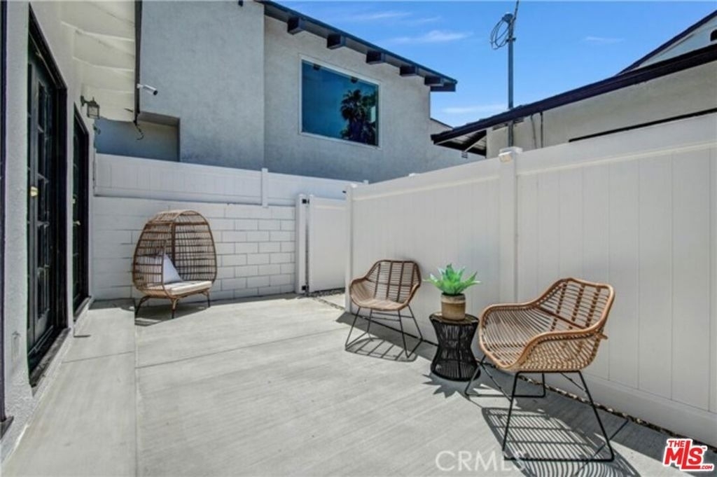 4038 1/2 Denny Avenue - Photo 4