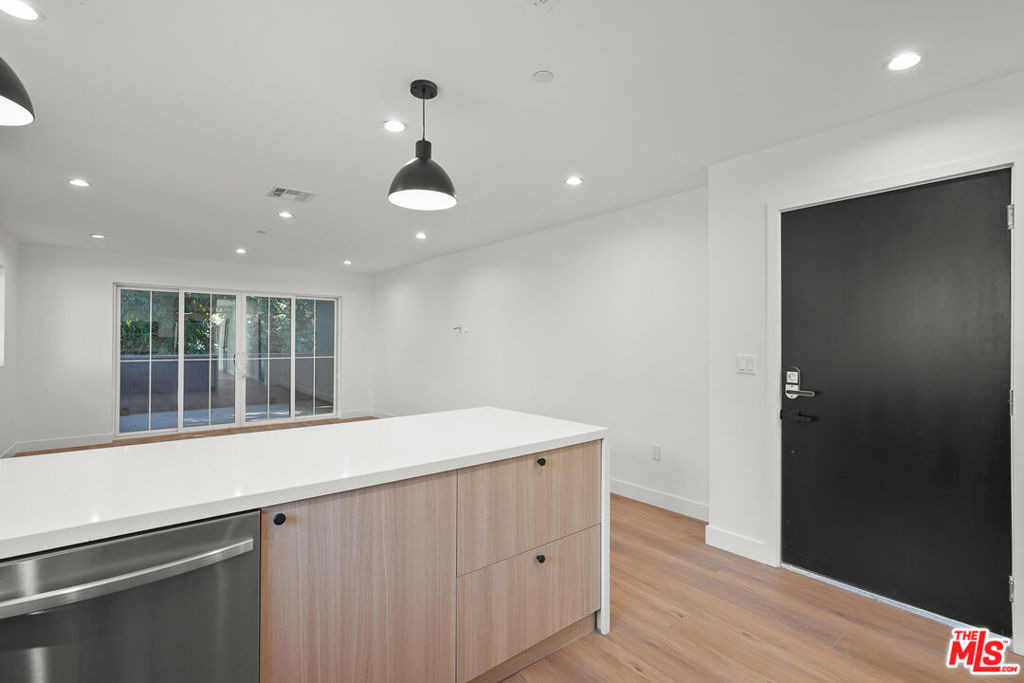 1331 N June Street - Photo 4