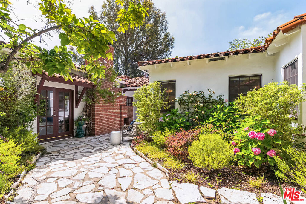 451 Veteran Avenue - Photo 0