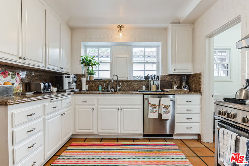 451 Veteran Avenue - Photo 11