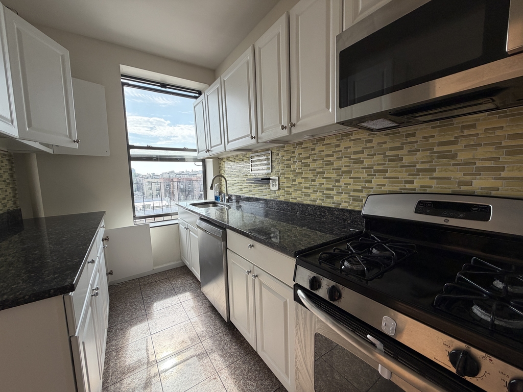 676 Riverside Drive - Photo 5