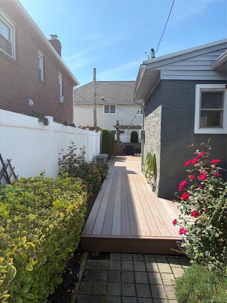 607 Lincoln Boulevard - Photo 2