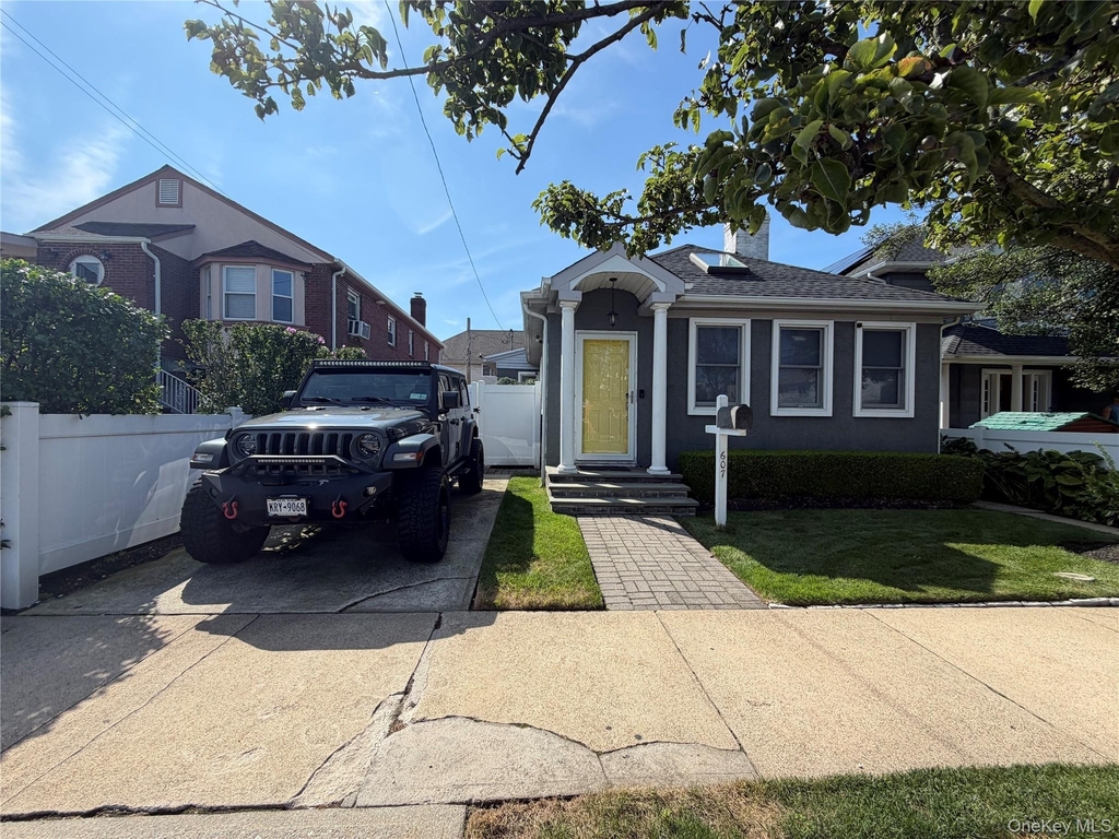 607 Lincoln Boulevard - Photo 0