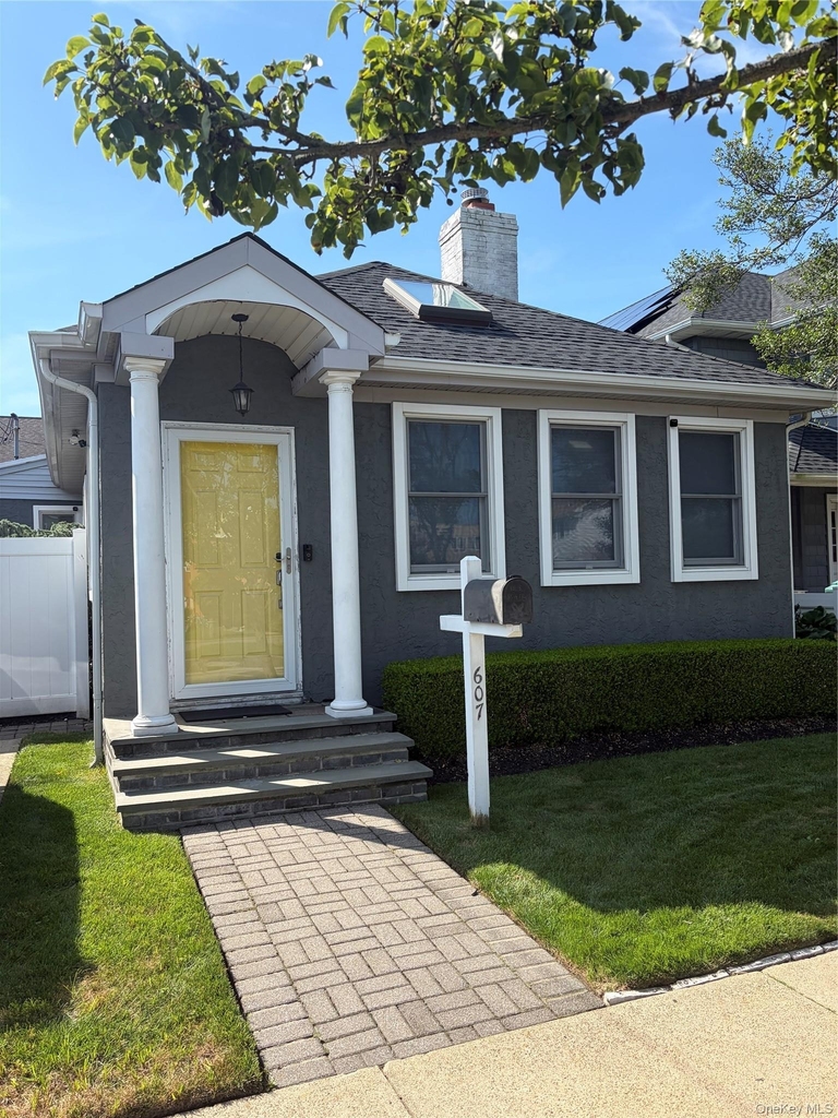 607 Lincoln Boulevard - Photo 1