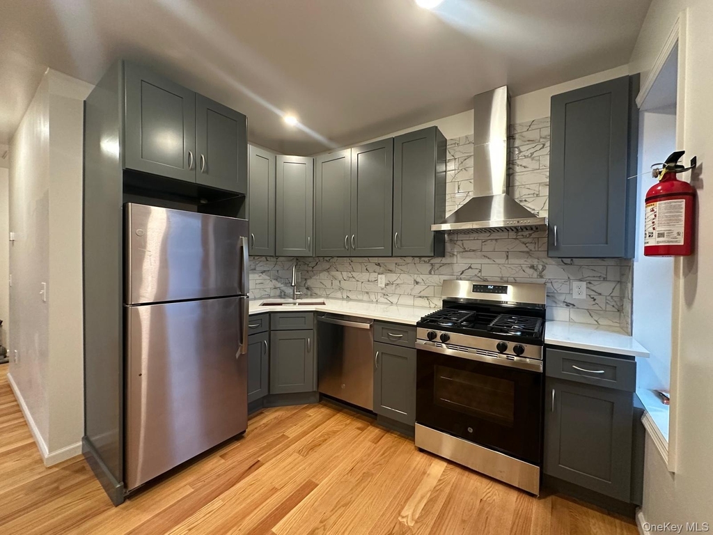 31 Benkard Avenue - Photo 1