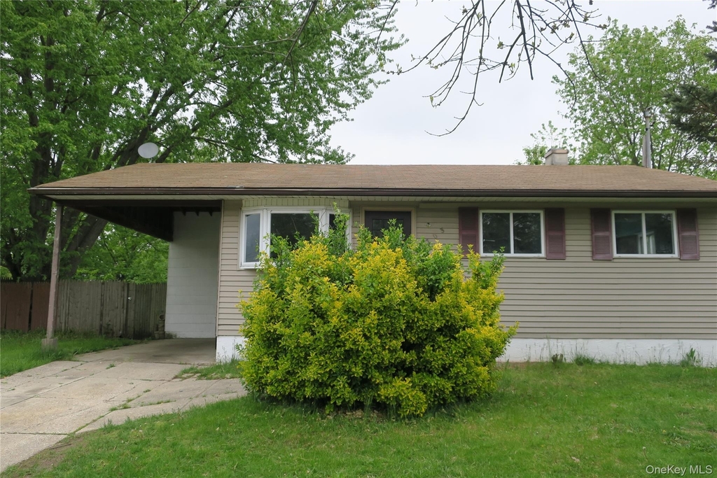 1703 Manatuck Boulevard - Photo 0