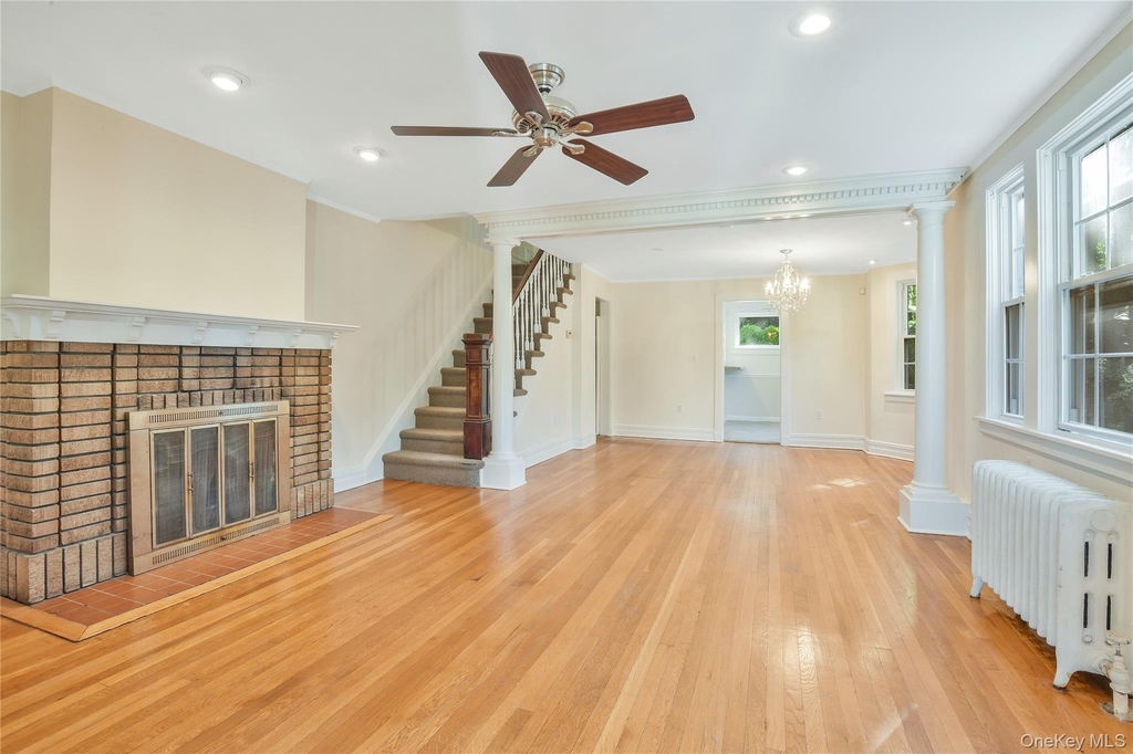 806 Pelhamdale Avenue - Photo 3