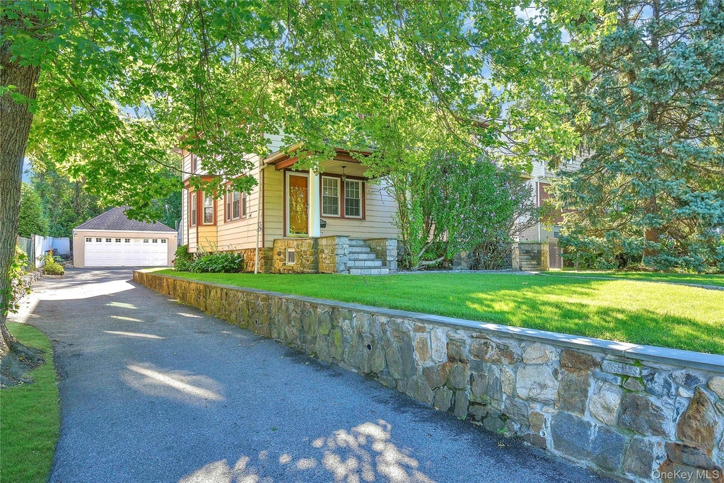 806 Pelhamdale Avenue - Photo 0