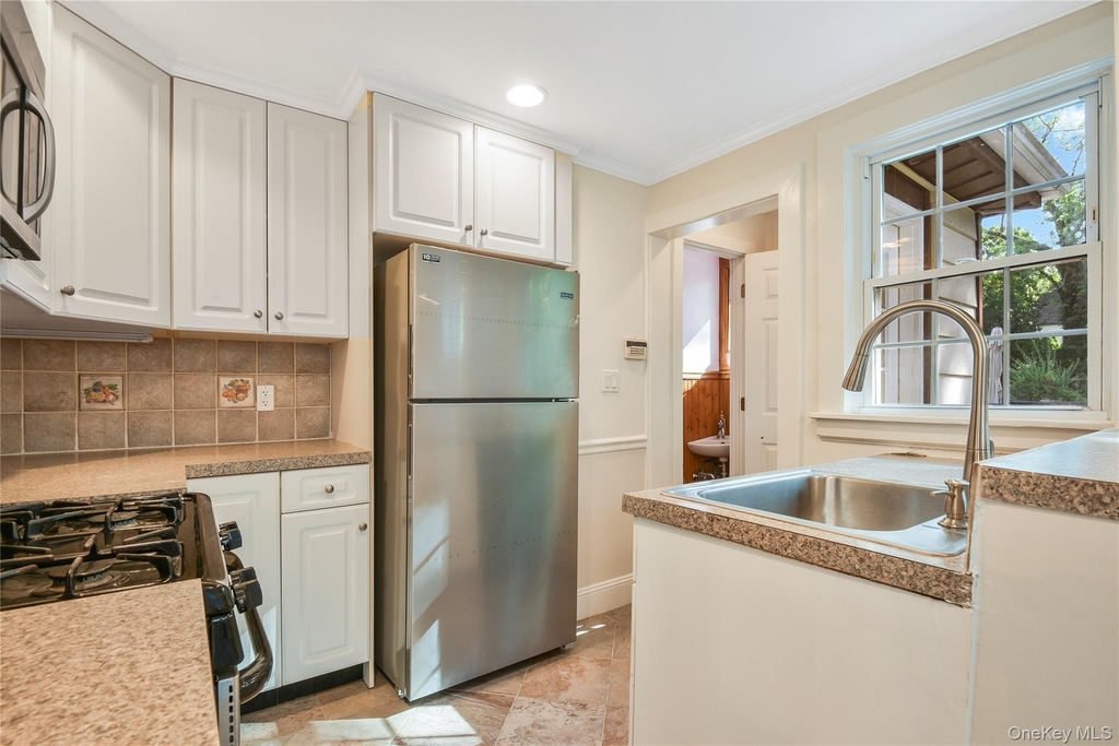 806 Pelhamdale Avenue - Photo 11