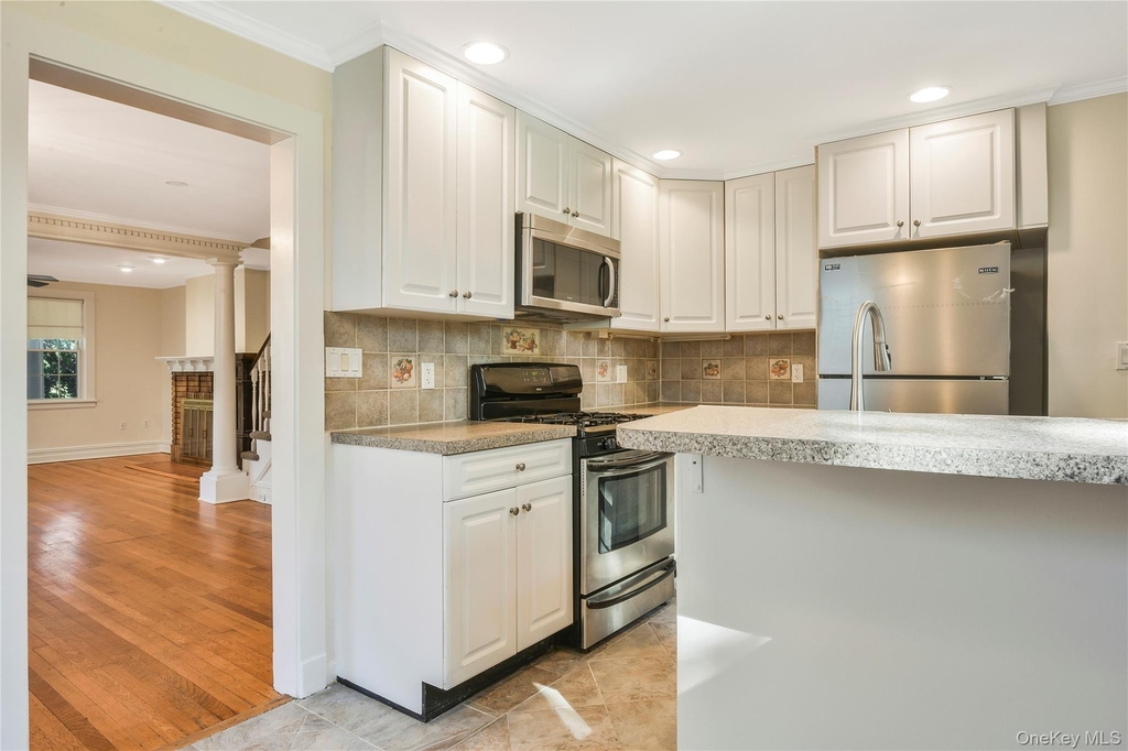 806 Pelhamdale Avenue - Photo 9