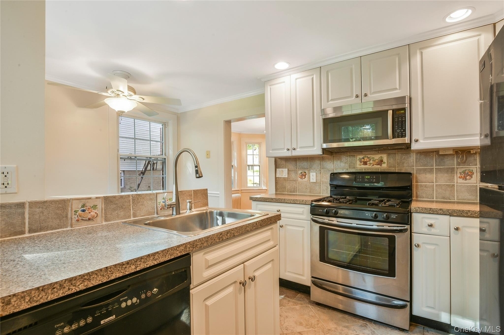 806 Pelhamdale Avenue - Photo 12
