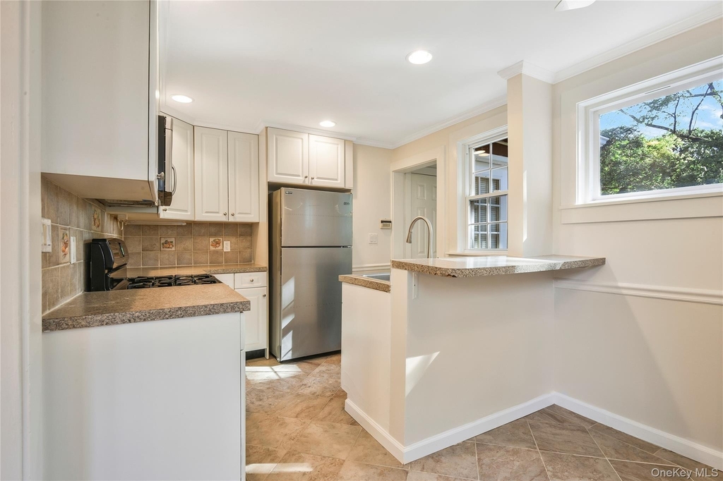 806 Pelhamdale Avenue - Photo 8