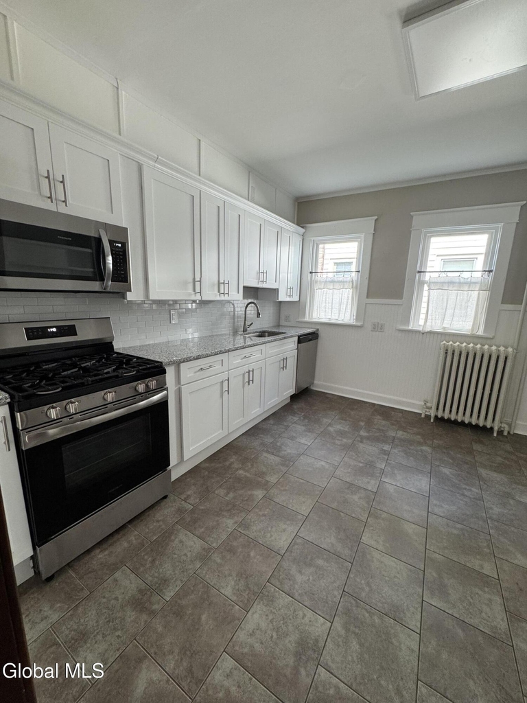 663 Hudson Avenue - Photo 6