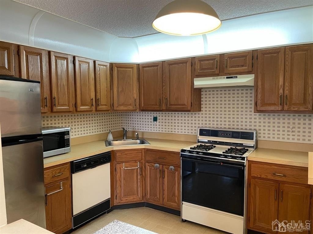 306 Hampshire Court - Photo 9