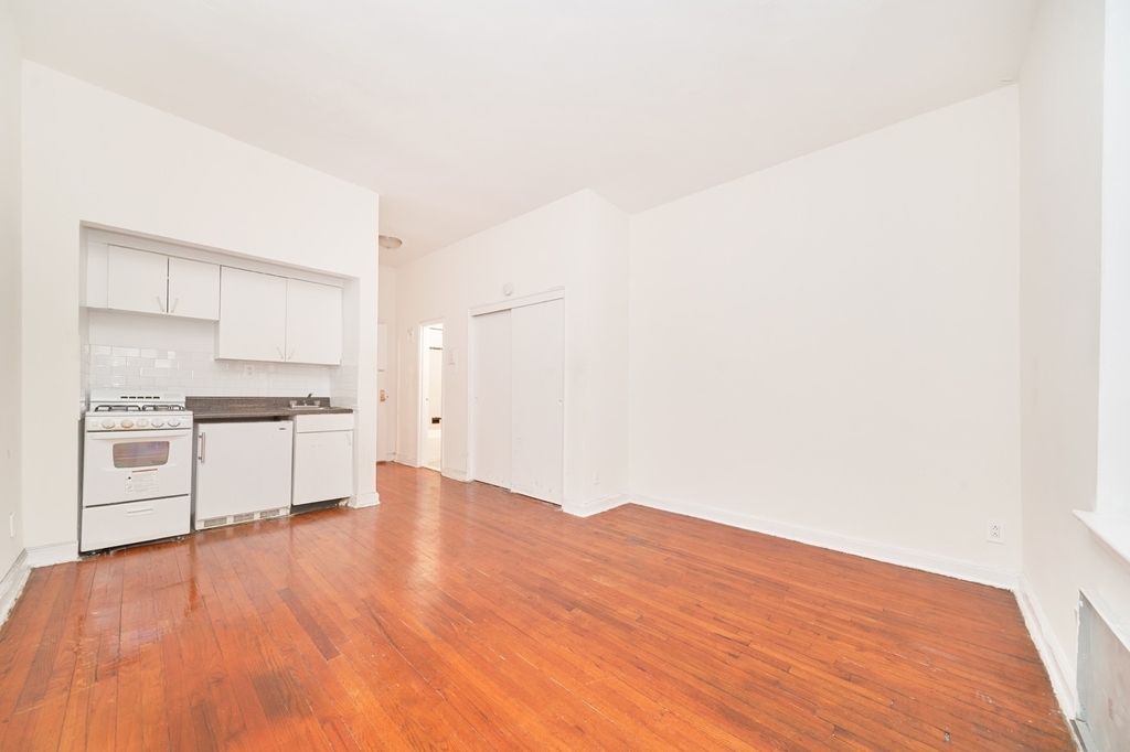 400 W 45th Street - Photo 2