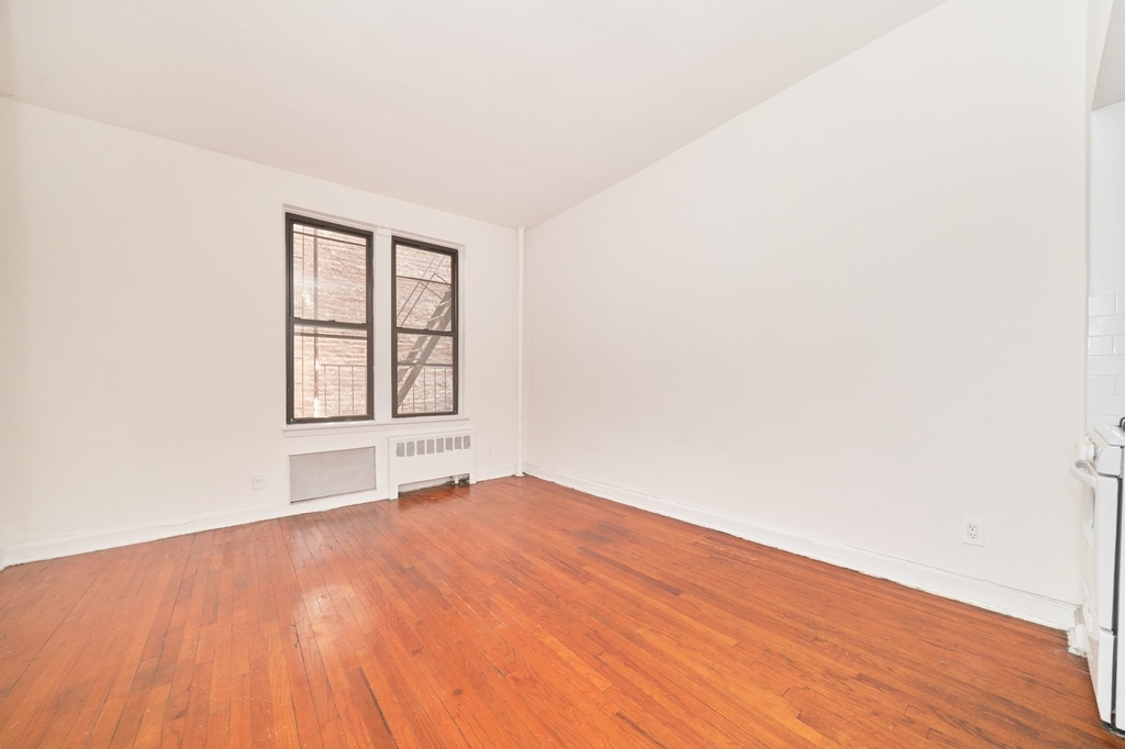 400 W 45th Street - Photo 1