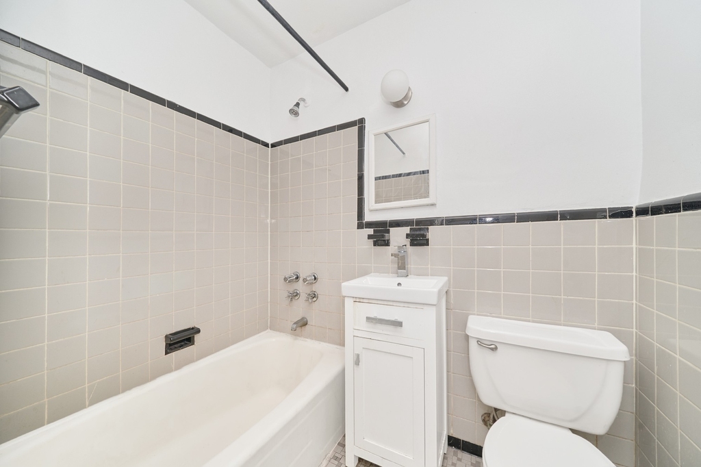 400 W 45th Street - Photo 5
