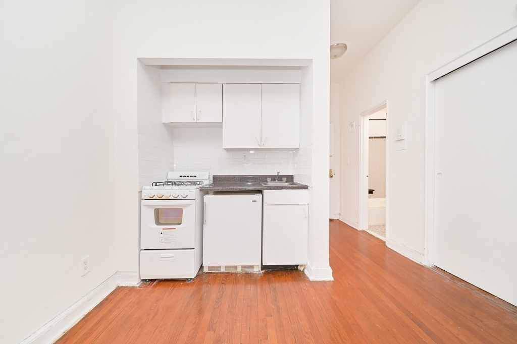 400 W 45th Street - Photo 4