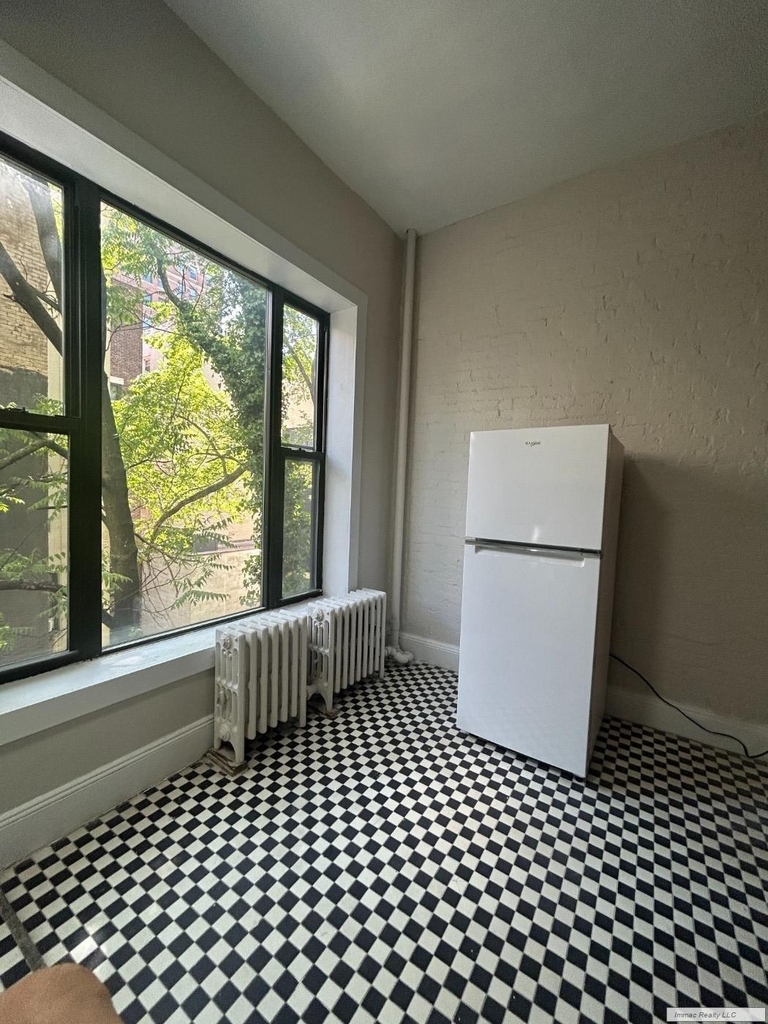 318 W 106th Street - Photo 3