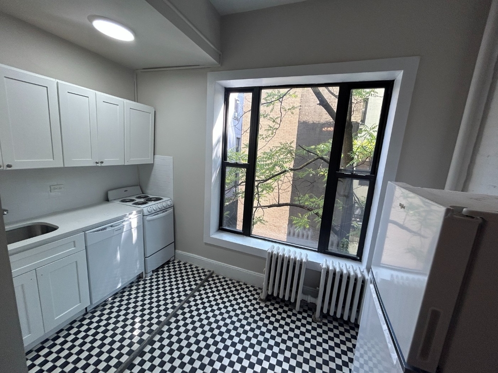 318 W 106th Street - Photo 0