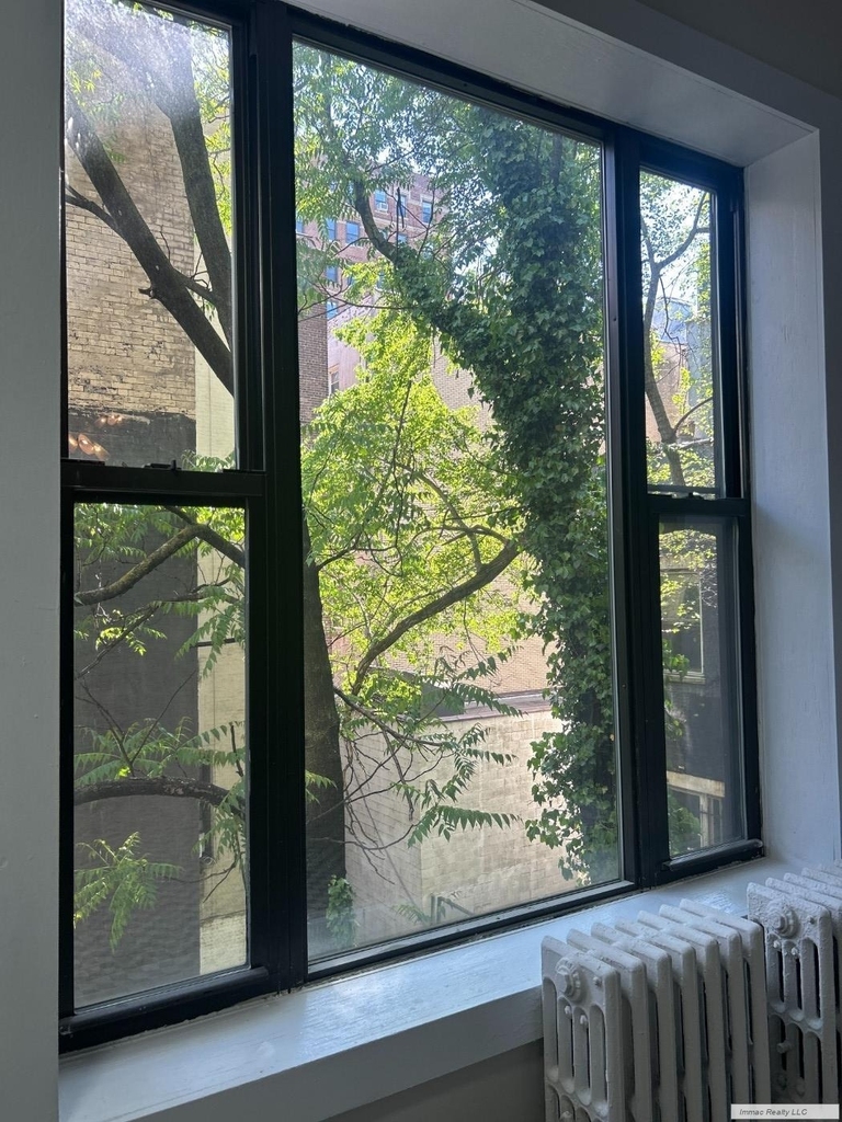 318 W 106th Street - Photo 2