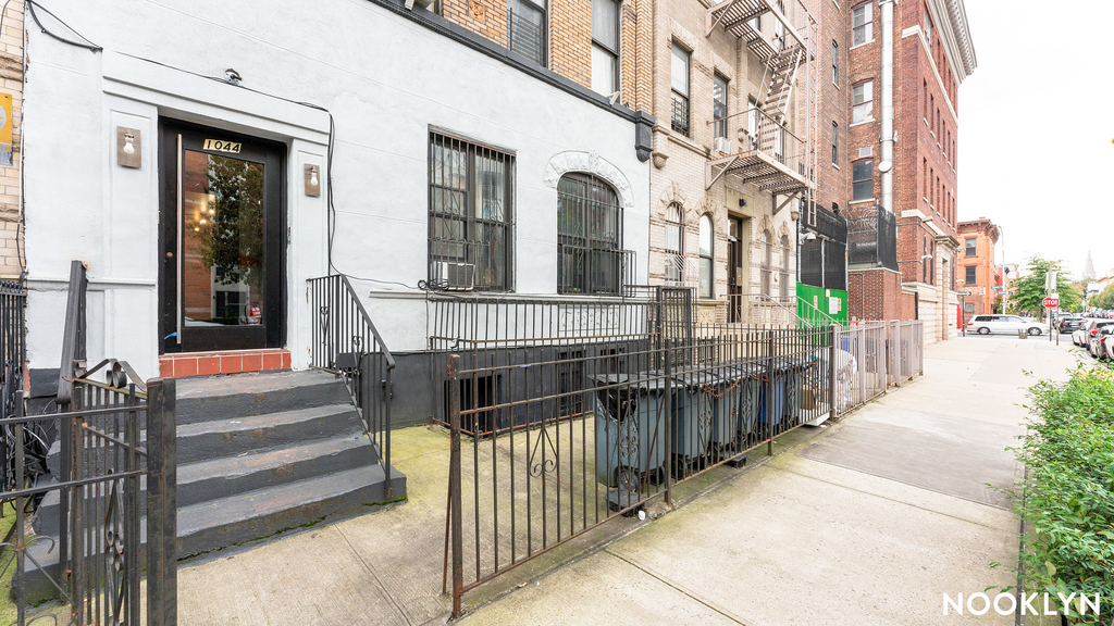 1044 Putnam Ave - Photo 19