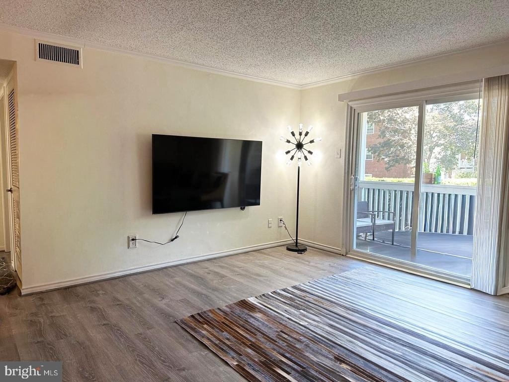 1527 Lincoln Way - Photo 2