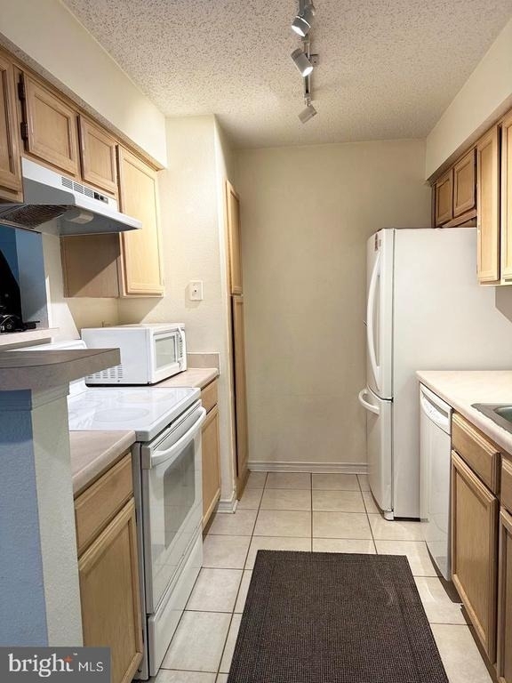 1527 Lincoln Way - Photo 3