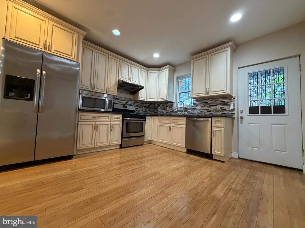 2608 Thompson Street - Photo 1